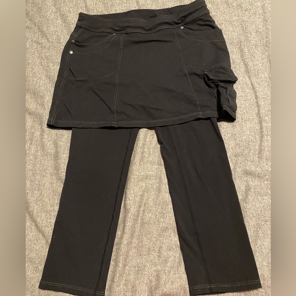 Athleta Size Bettona 2 in 1 Skirt Capri Leggings Skort Black Modest Active Sz‎ S